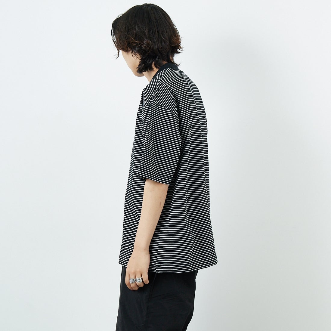 SLICK [スリック] マイクロボーダードローストリングTシャツ [5230102] 700 BLK/WH &&モデル身長：179cm 着用サイズ：1&&