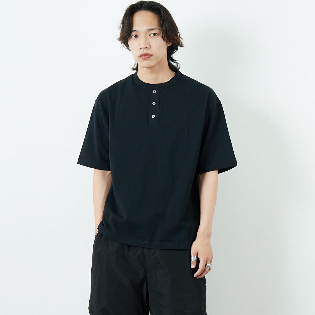 SLICK [スリック] 鹿の子ヘンリーネックTシャツ [5230109] 700 BLACK &&モデル身長：179cm 着用サイズ：1&&