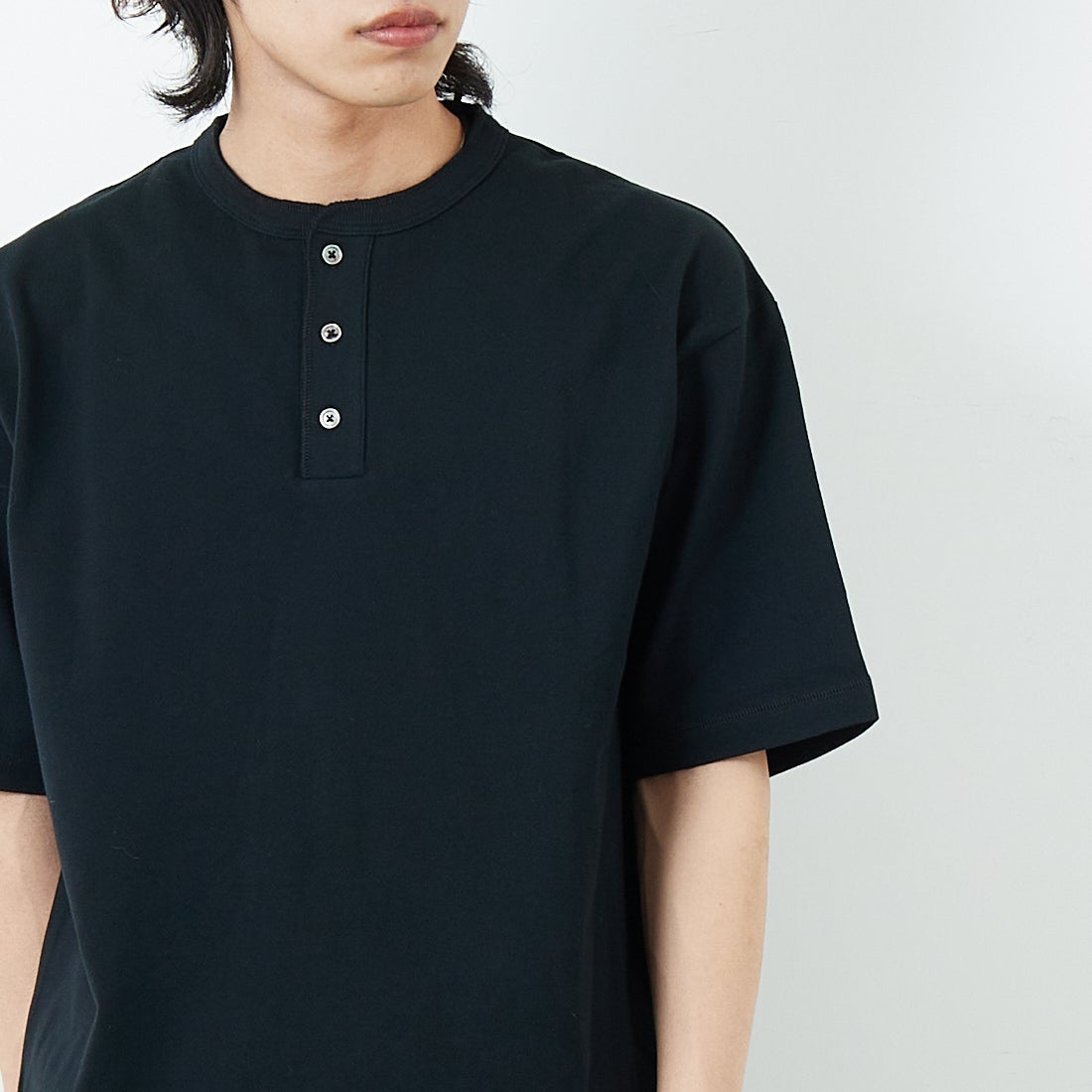 SLICK [スリック] 鹿の子ヘンリーネックTシャツ [5230109] 700 BLACK &&モデル身長：179cm 着用サイズ：1&&
