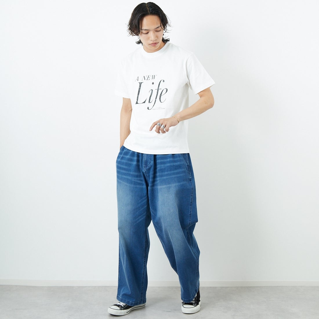 SLICK [スリック] レギュラーフィットプリントTシャツ [5230110] 900 WHITE &&モデル身長：179cm 着用サイズ：1&&