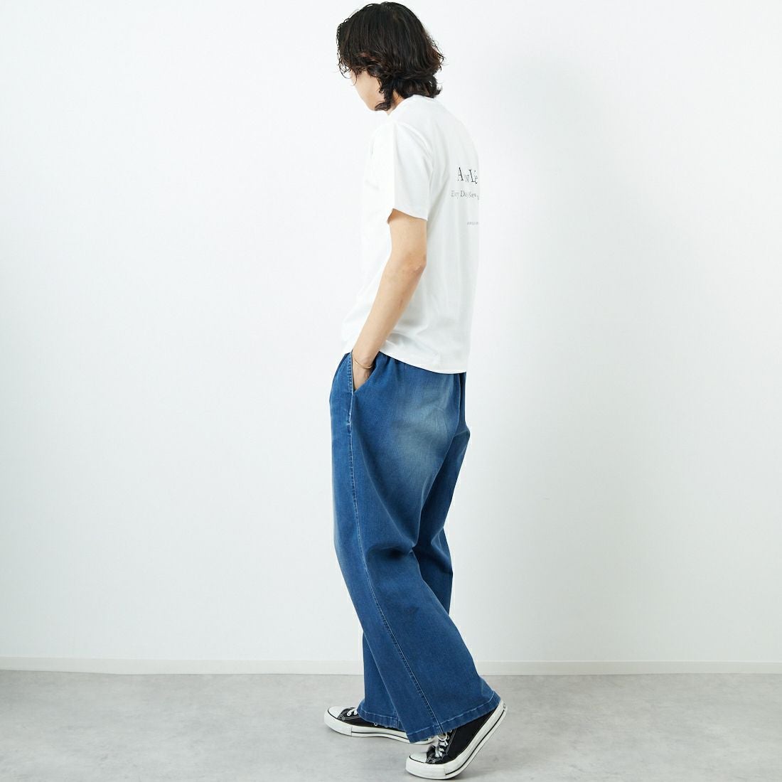 SLICK [スリック] レギュラーフィットプリントTシャツ [5230110] 900 WHITE &&モデル身長：179cm 着用サイズ：1&&