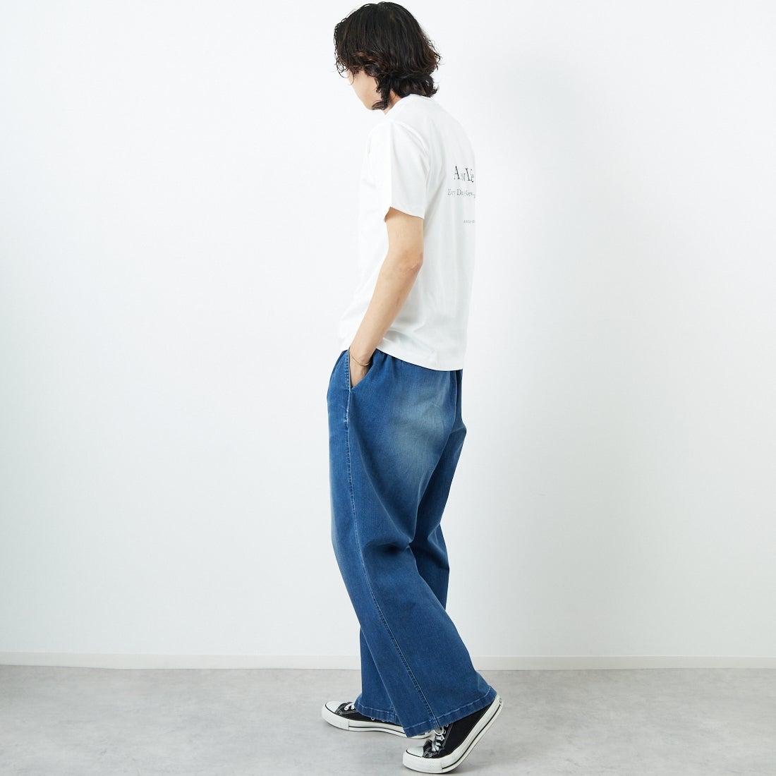 SLICK [スリック] レギュラーフィットプリントTシャツ [5230110] 900 WHITE &&モデル身長：179cm 着用サイズ：1&&