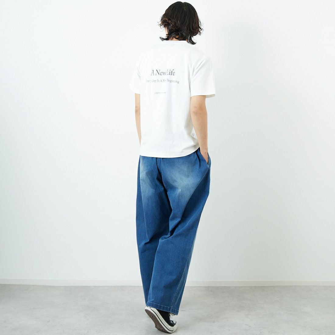 SLICK [スリック] レギュラーフィットプリントTシャツ [5230110] 900 WHITE &&モデル身長：179cm 着用サイズ：1&&