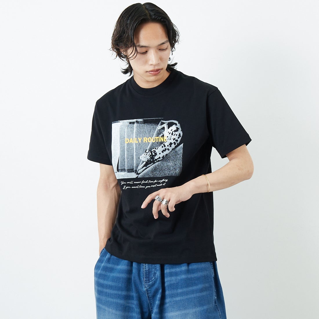 SLICK [スリック] レギュラーフィットプリントTシャツ [5230111] 700 BLACK &&モデル身長：179cm 着用サイズ：1&&