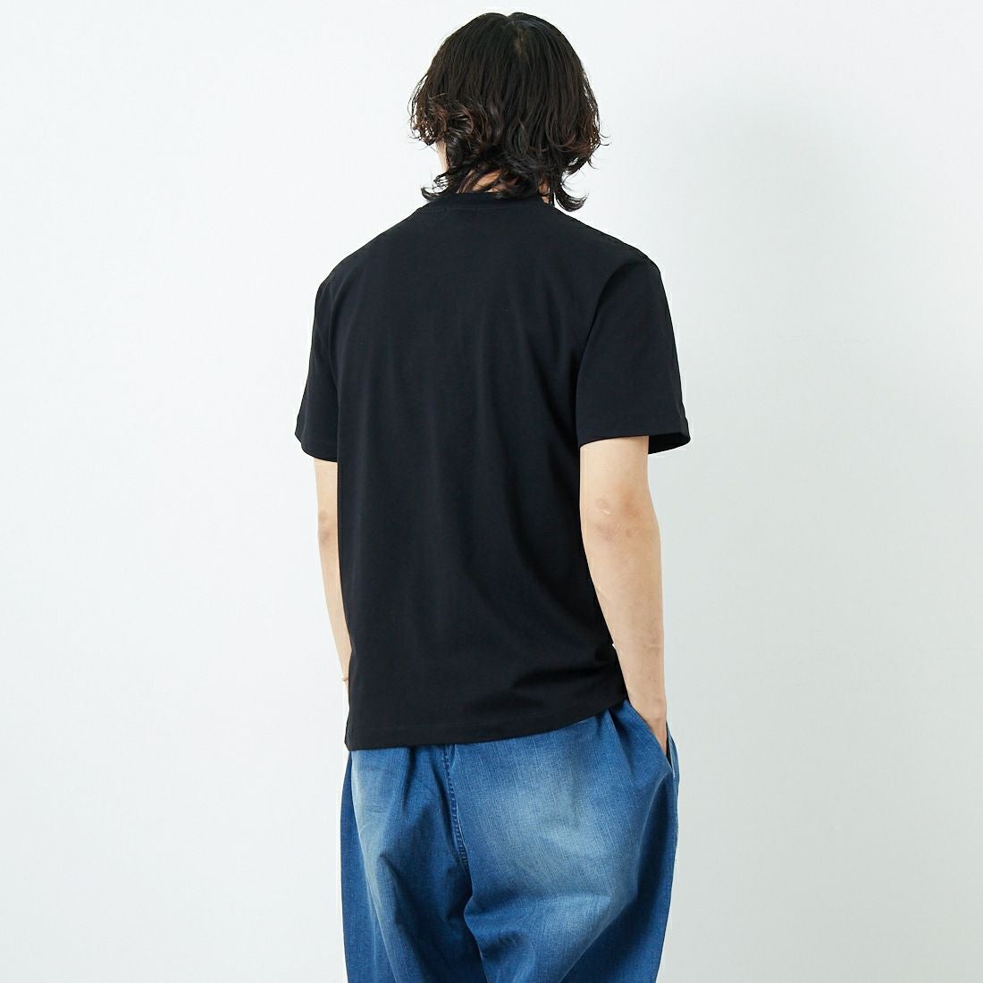 SLICK [スリック] レギュラーフィットプリントTシャツ [5230111] 700 BLACK &&モデル身長：179cm 着用サイズ：1&&