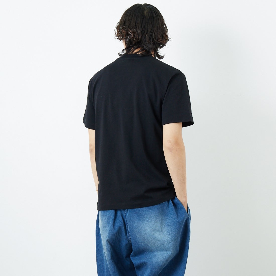SLICK [スリック] レギュラーフィットプリントTシャツ [5230111] 700 BLACK &&モデル身長：179cm 着用サイズ：1&&