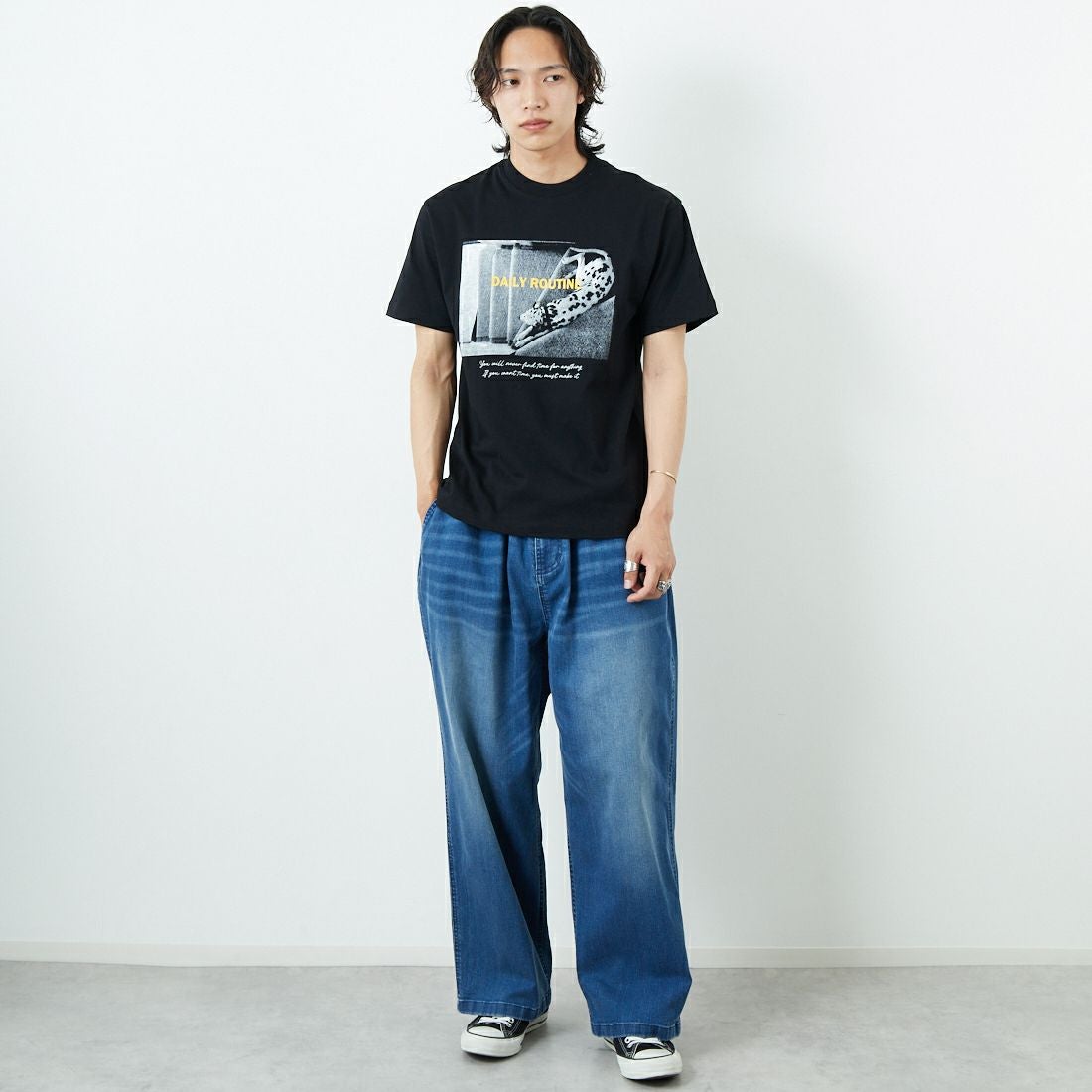 SLICK [スリック] レギュラーフィットプリントTシャツ [5230111] 700 BLACK &&モデル身長：179cm 着用サイズ：1&&