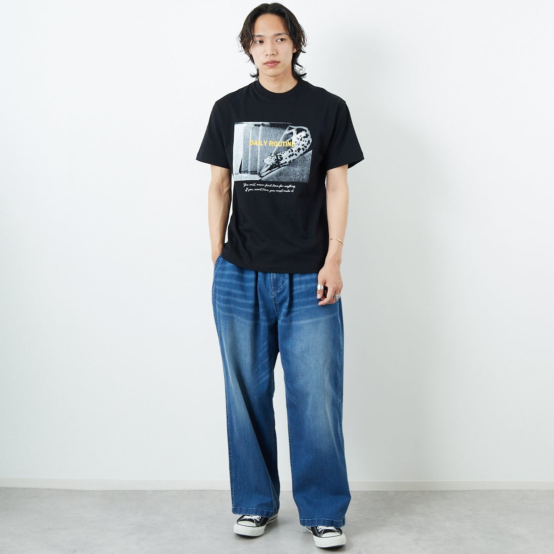 SLICK [スリック] レギュラーフィットプリントTシャツ [5230111] 700 BLACK &&モデル身長：179cm 着用サイズ：1&&