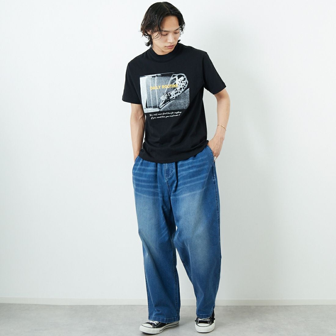 SLICK [スリック] レギュラーフィットプリントTシャツ [5230111] 700 BLACK &&モデル身長：179cm 着用サイズ：1&&