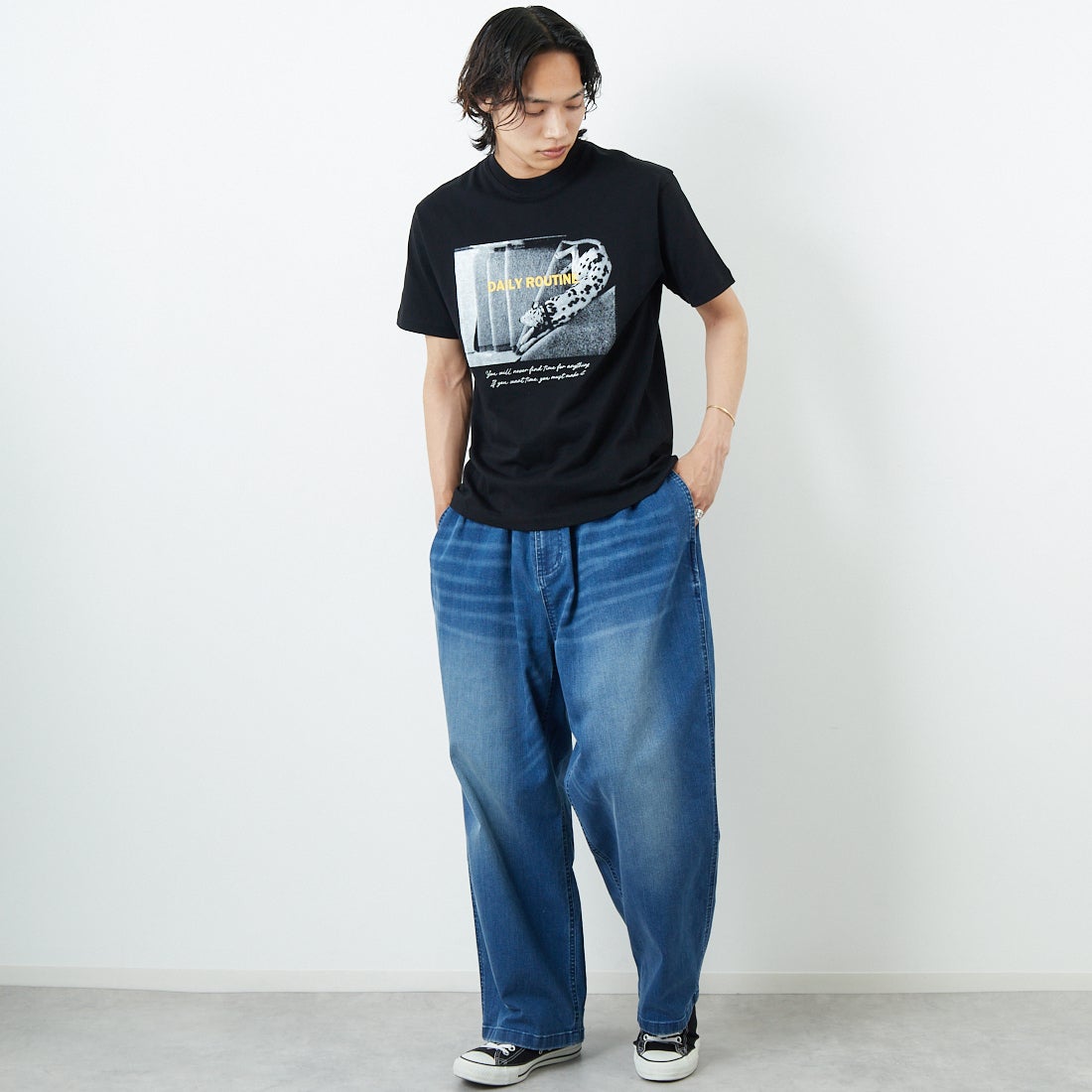 SLICK [スリック] レギュラーフィットプリントTシャツ [5230111] 700 BLACK &&モデル身長：179cm 着用サイズ：1&&
