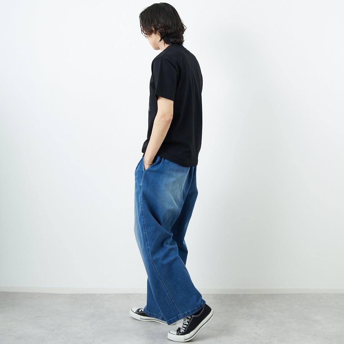 SLICK [スリック] レギュラーフィットプリントTシャツ [5230111] 700 BLACK &&モデル身長：179cm 着用サイズ：1&&