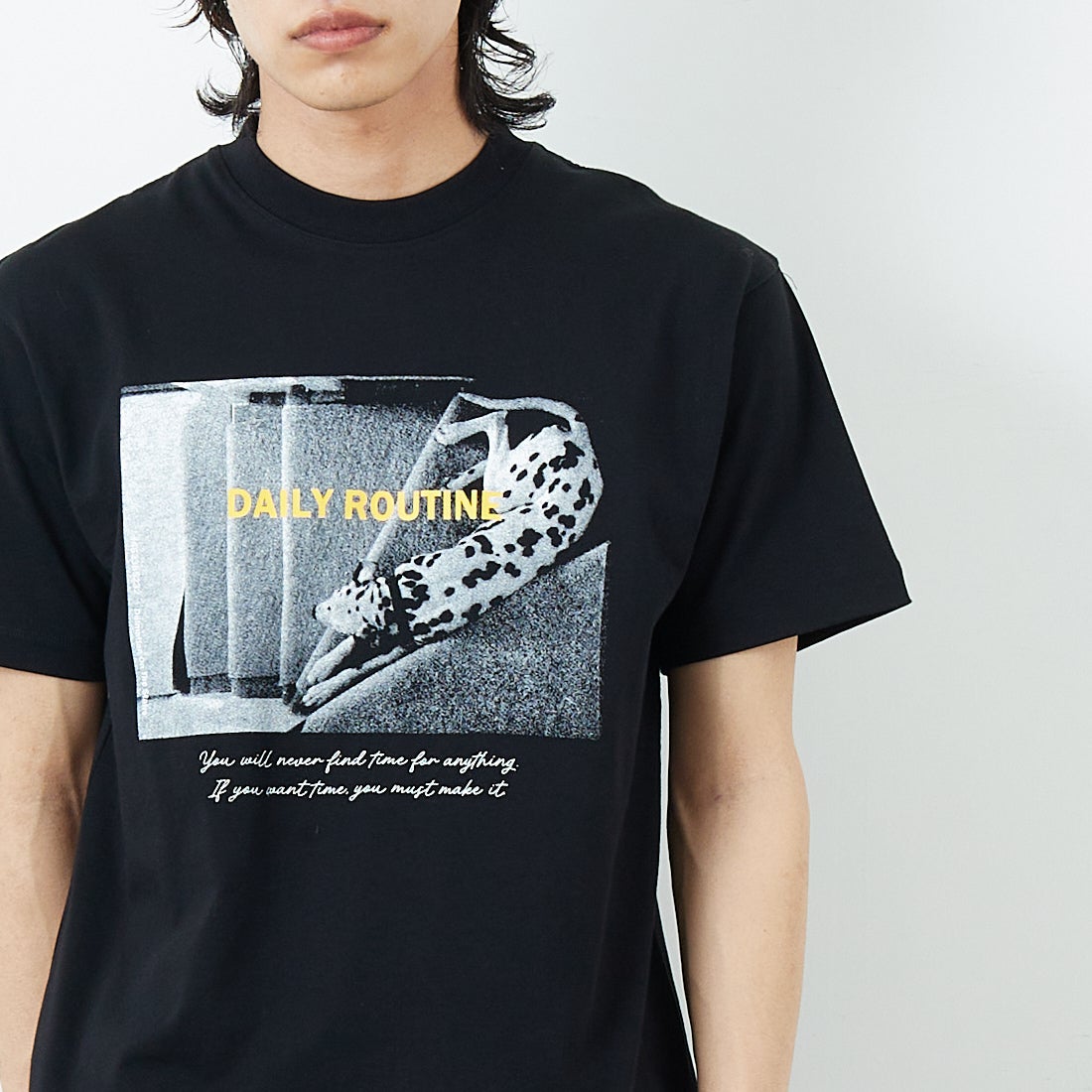 SLICK [スリック] レギュラーフィットプリントTシャツ [5230111] 700 BLACK &&モデル身長：179cm 着用サイズ：1&&