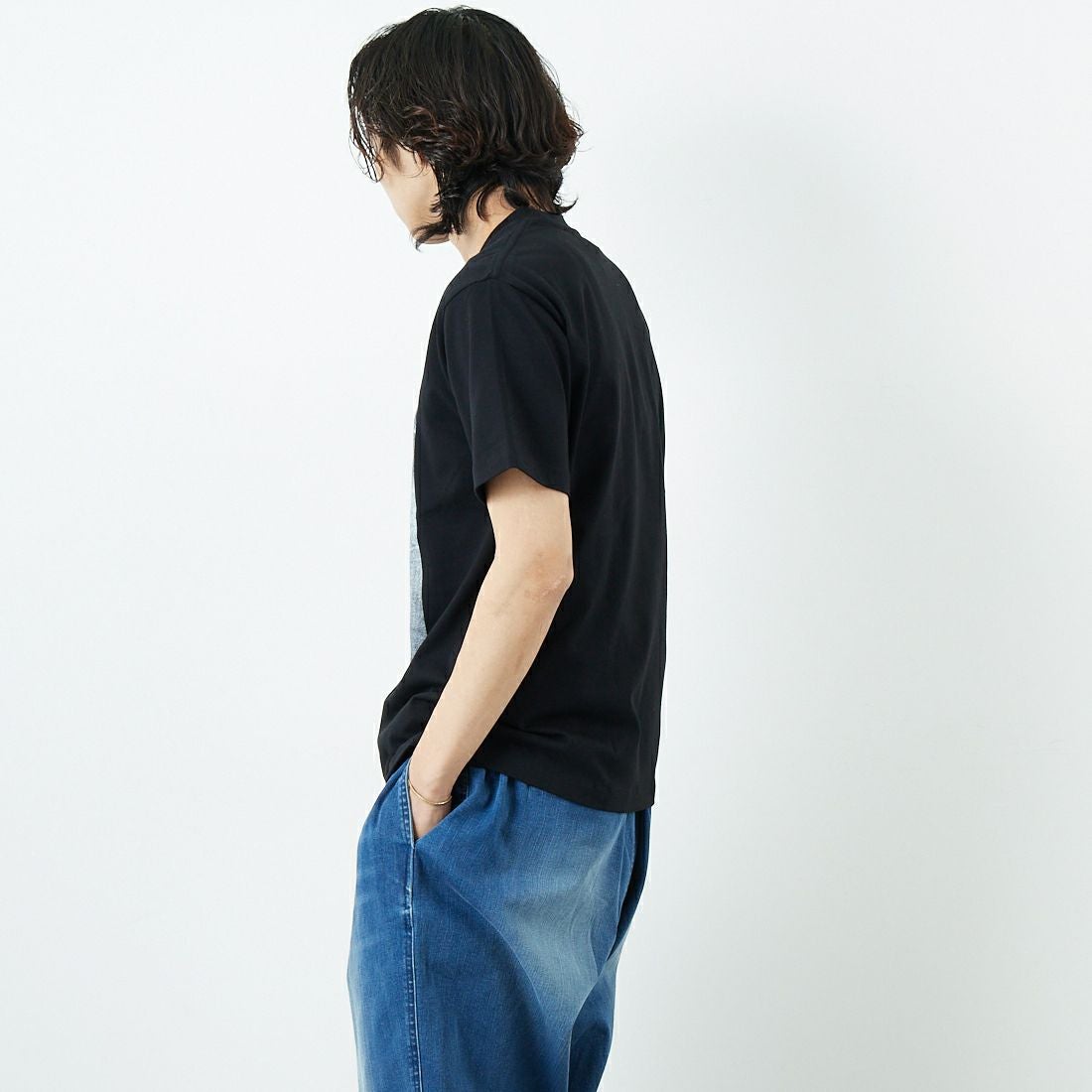 SLICK [スリック] レギュラーフィットプリントTシャツ [5230112] 700 BLACK &&モデル身長：179cm 着用サイズ：1&&