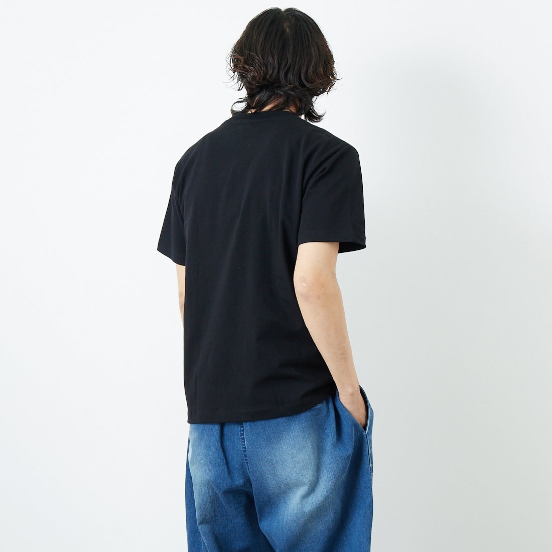 SLICK [スリック] レギュラーフィットプリントTシャツ [5230112] 700 BLACK &&モデル身長：179cm 着用サイズ：1&&