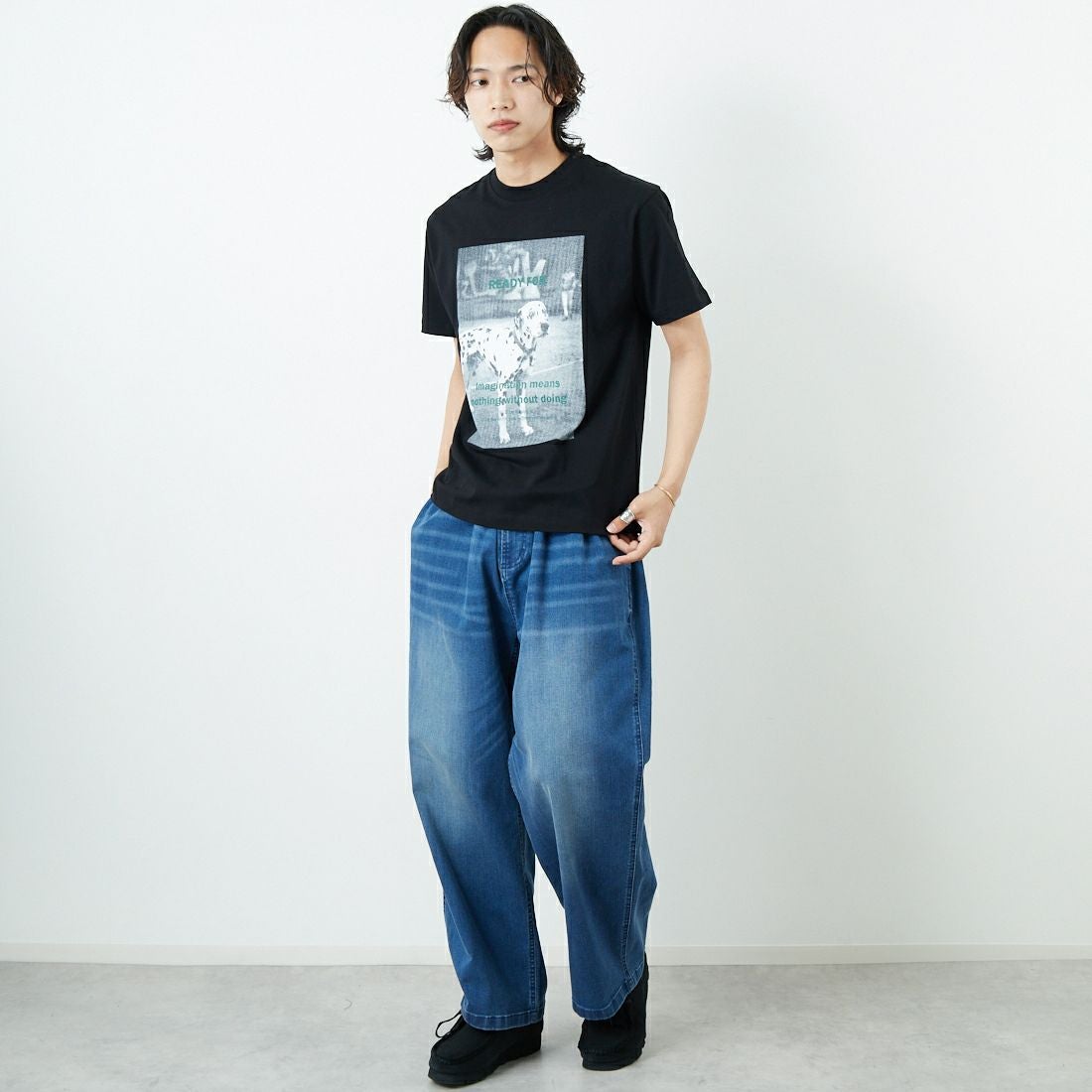 SLICK [スリック] レギュラーフィットプリントTシャツ [5230112] 700 BLACK &&モデル身長：179cm 着用サイズ：1&&