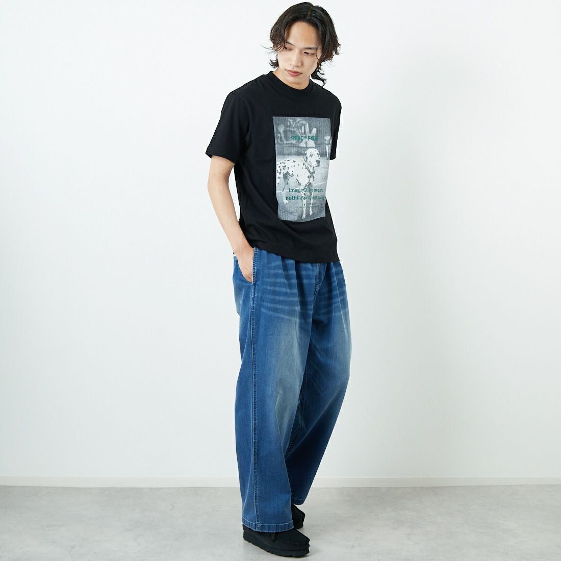 SLICK [スリック] レギュラーフィットプリントTシャツ [5230112] 700 BLACK &&モデル身長：179cm 着用サイズ：1&&