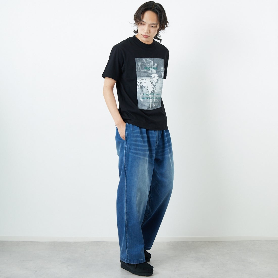 SLICK [スリック] レギュラーフィットプリントTシャツ [5230112] 700 BLACK &&モデル身長：179cm 着用サイズ：1&&