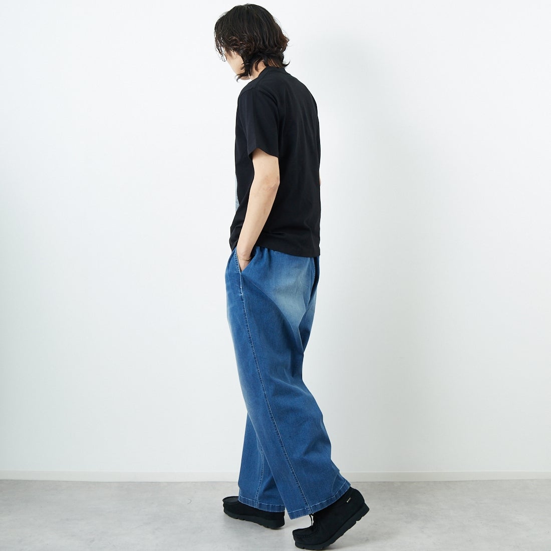 SLICK [スリック] レギュラーフィットプリントTシャツ [5230112] 700 BLACK &&モデル身長：179cm 着用サイズ：1&&