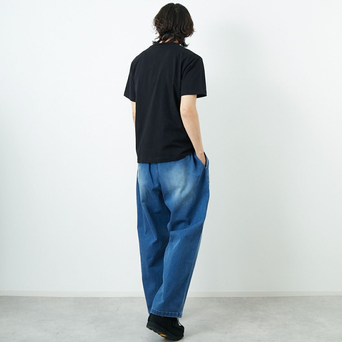 SLICK [スリック] レギュラーフィットプリントTシャツ [5230112] 700 BLACK &&モデル身長：179cm 着用サイズ：1&&