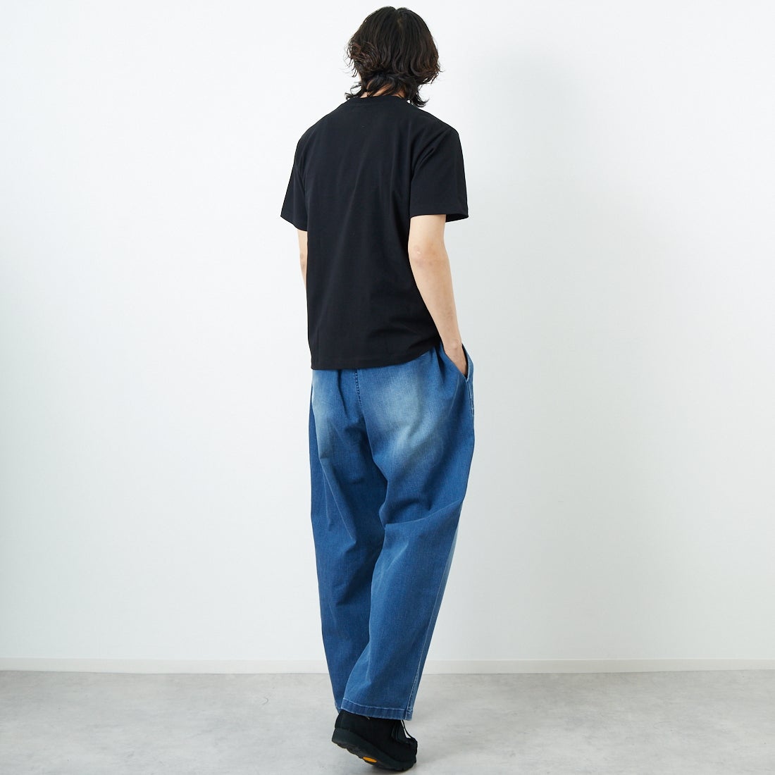 SLICK [スリック] レギュラーフィットプリントTシャツ [5230112] 700 BLACK &&モデル身長：179cm 着用サイズ：1&&