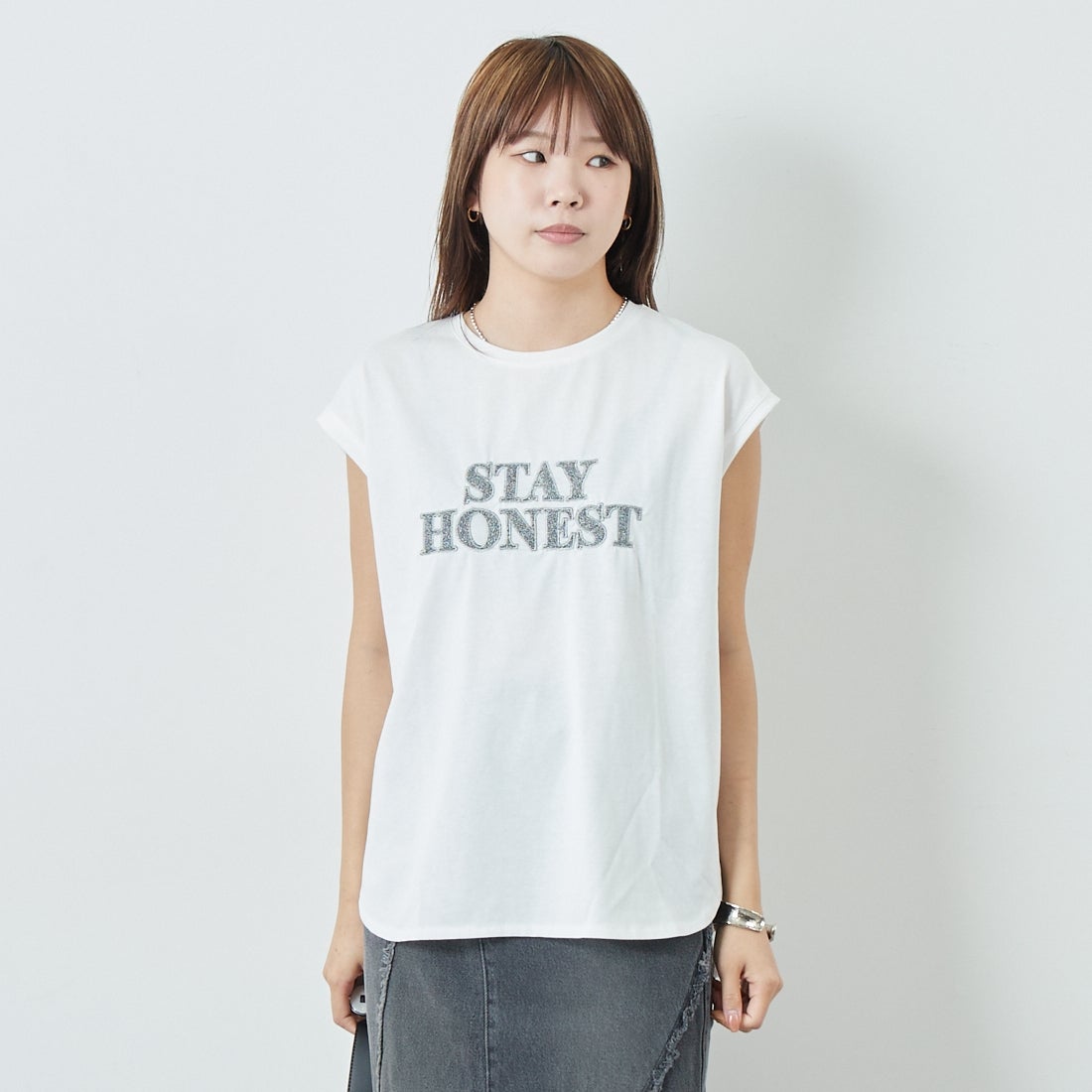 Maison de L'allure [メゾン ドゥ ラリュール] ラメアップリケノースリーブTシャツ [M25112026] 02 OFF&& モデル身長：167cm 着用サイズ：F&&