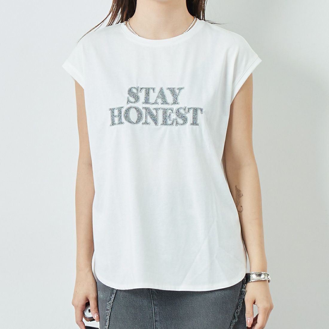 Maison de L'allure [メゾン ドゥ ラリュール] ラメアップリケノースリーブTシャツ [M25112026] 02 OFF&& モデル身長：167cm 着用サイズ：F&&