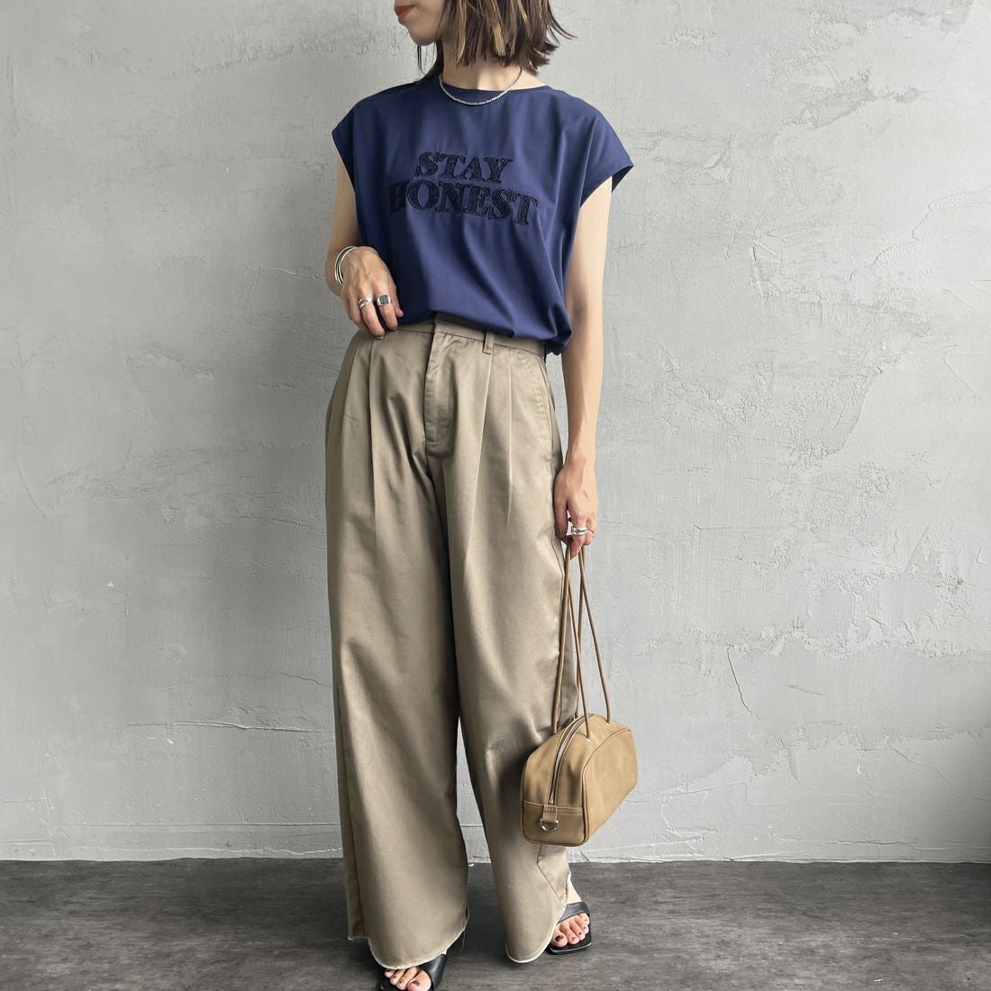 Maison de L'allure [メゾン ドゥ ラリュール] ラメアップリケノースリーブTシャツ [M25112026] 16 NAVY &&モデル身長：158cm 着用サイズ：F&&