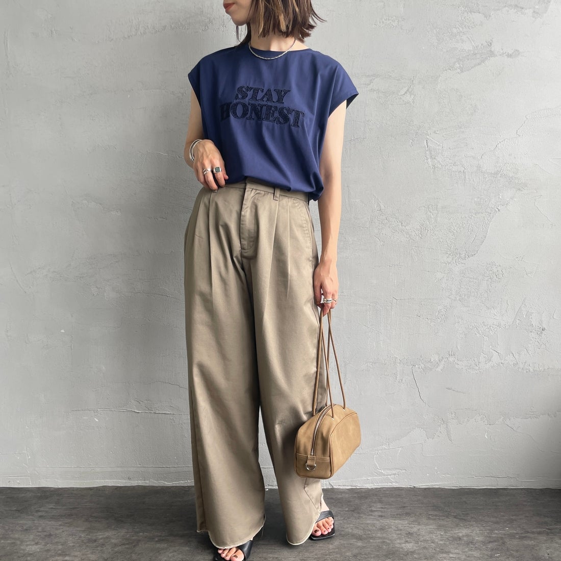 Maison de L'allure [メゾン ドゥ ラリュール] ラメアップリケノースリーブTシャツ [M25112026] 16 NAVY &&モデル身長：158cm 着用サイズ：F&&