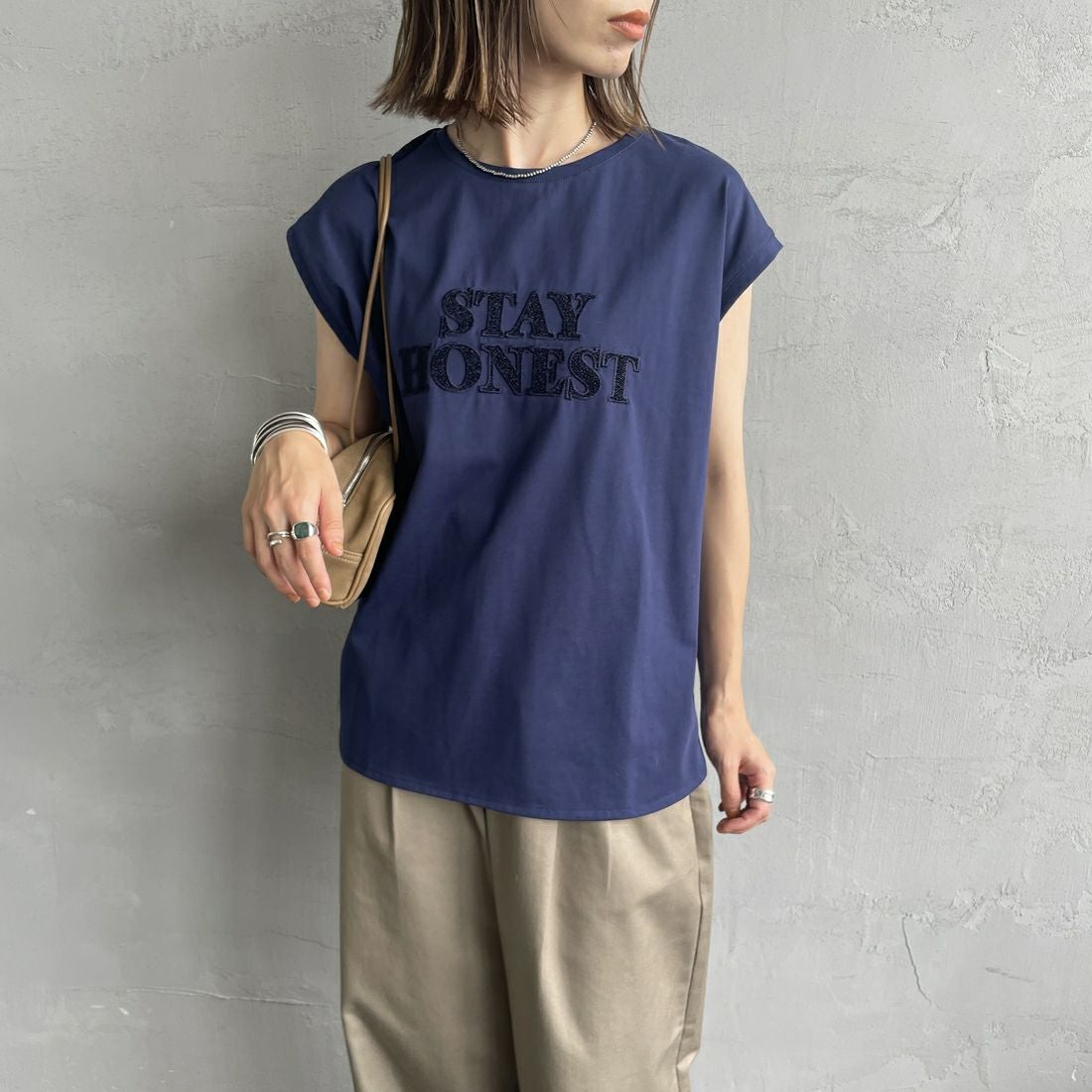 Maison de L'allure [メゾン ドゥ ラリュール] ラメアップリケノースリーブTシャツ [M25112026] 16 NAVY &&モデル身長：158cm 着用サイズ：F&&