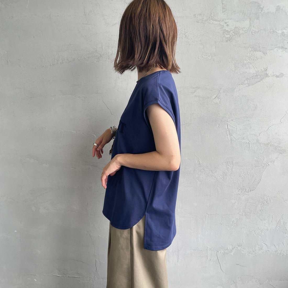 Maison de L'allure [メゾン ドゥ ラリュール] ラメアップリケノースリーブTシャツ [M25112026] 16 NAVY &&モデル身長：158cm 着用サイズ：F&&