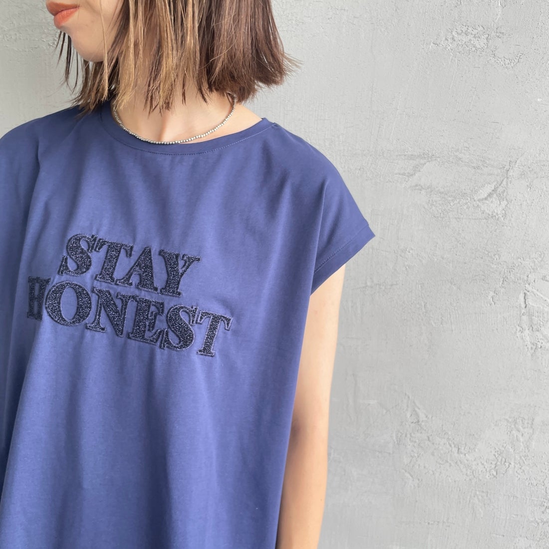 Maison de L'allure [メゾン ドゥ ラリュール] ラメアップリケノースリーブTシャツ [M25112026] 16 NAVY &&モデル身長：158cm 着用サイズ：F&&