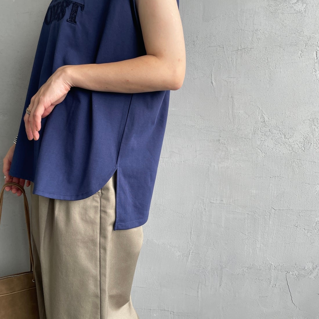 Maison de L'allure [メゾン ドゥ ラリュール] ラメアップリケノースリーブTシャツ [M25112026] 16 NAVY &&モデル身長：158cm 着用サイズ：F&&