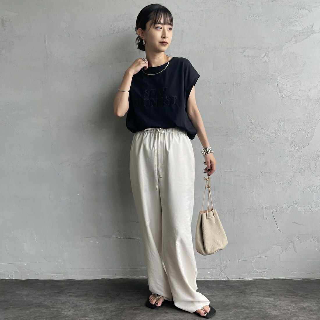 Maison de L'allure [メゾン ドゥ ラリュール] ラメアップリケノースリーブTシャツ [M25112026] 09 BLACK &&モデル身長：150cm 着用サイズ：F&&