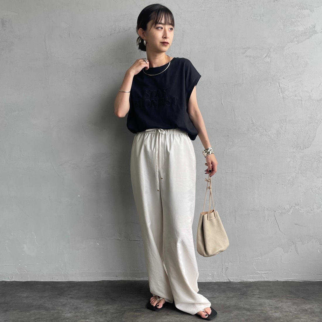 Maison de L'allure [メゾン ドゥ ラリュール] ラメアップリケノースリーブTシャツ [M25112026] 09 BLACK &&モデル身長：150cm 着用サイズ：F&&