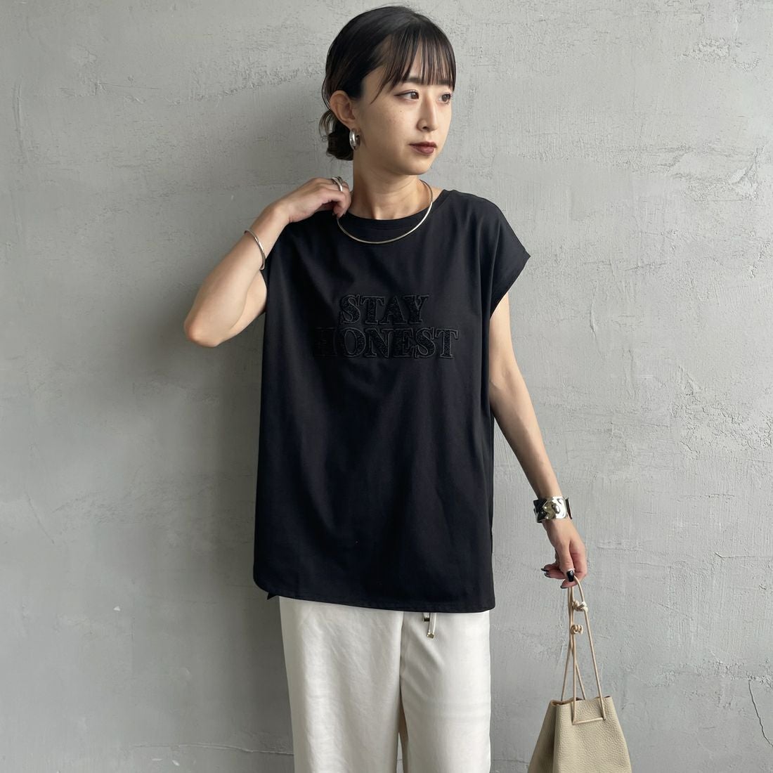 Maison de L'allure [メゾン ドゥ ラリュール] ラメアップリケノースリーブTシャツ [M25112026] 09 BLACK &&モデル身長：150cm 着用サイズ：F&&