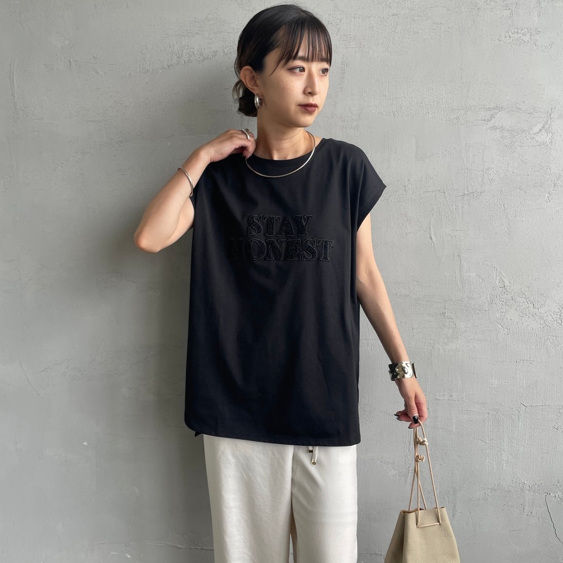 Maison de L'allure [メゾン ドゥ ラリュール] ラメアップリケノースリーブTシャツ [M25112026] 09 BLACK &&モデル身長：150cm 着用サイズ：F&&