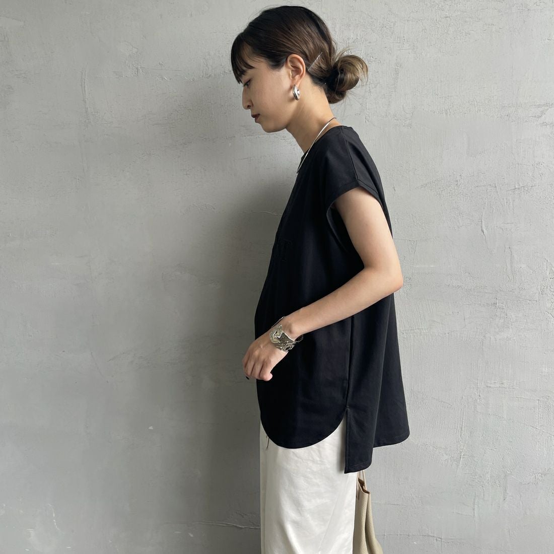 Maison de L'allure [メゾン ドゥ ラリュール] ラメアップリケノースリーブTシャツ [M25112026] 09 BLACK &&モデル身長：150cm 着用サイズ：F&&