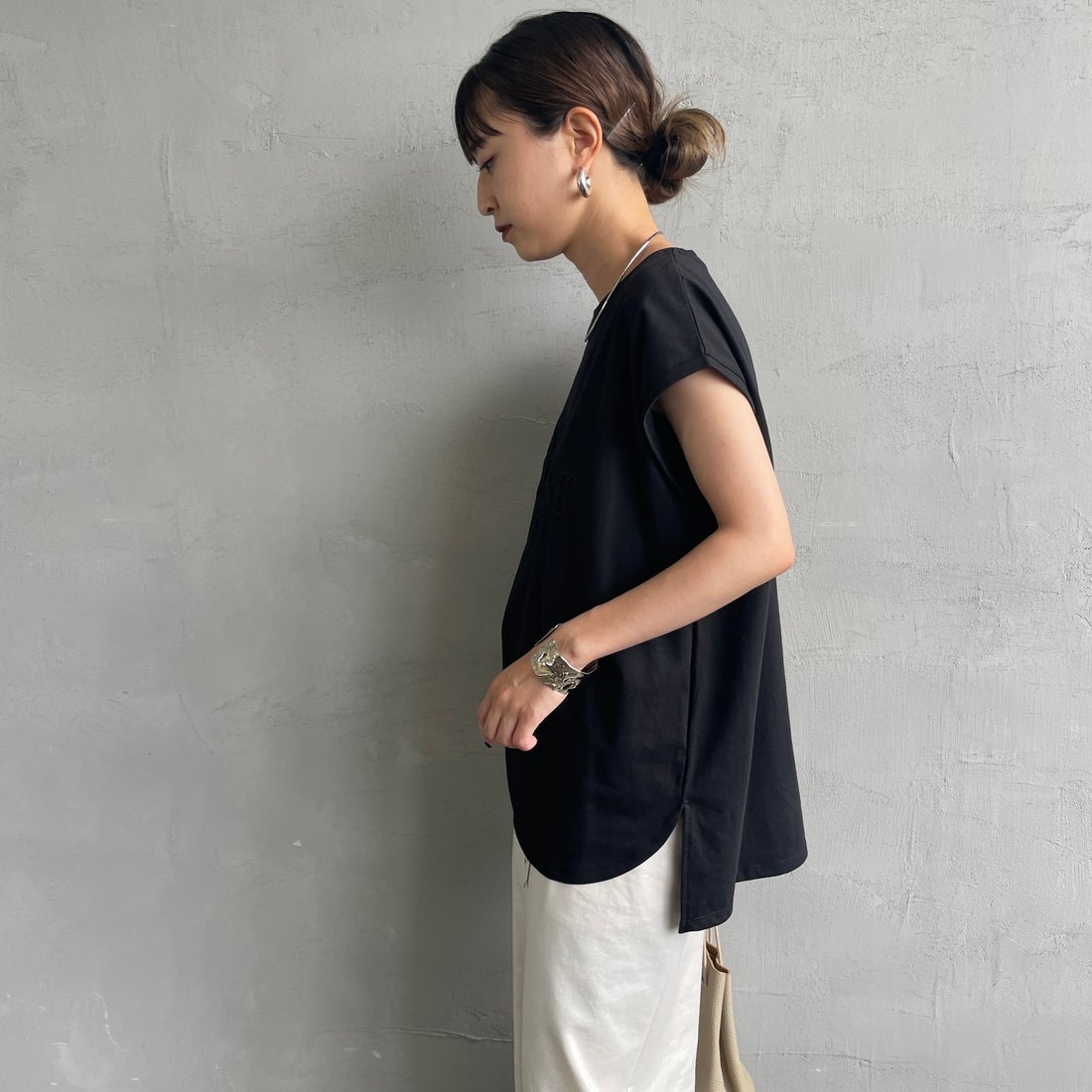 Maison de L'allure [メゾン ドゥ ラリュール] ラメアップリケノースリーブTシャツ [M25112026] 09 BLACK &&モデル身長：150cm 着用サイズ：F&&