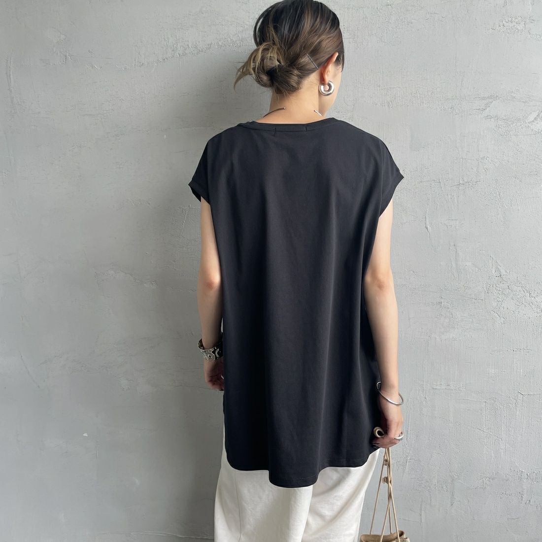 Maison de L'allure [メゾン ドゥ ラリュール] ラメアップリケノースリーブTシャツ [M25112026] 09 BLACK &&モデル身長：150cm 着用サイズ：F&&