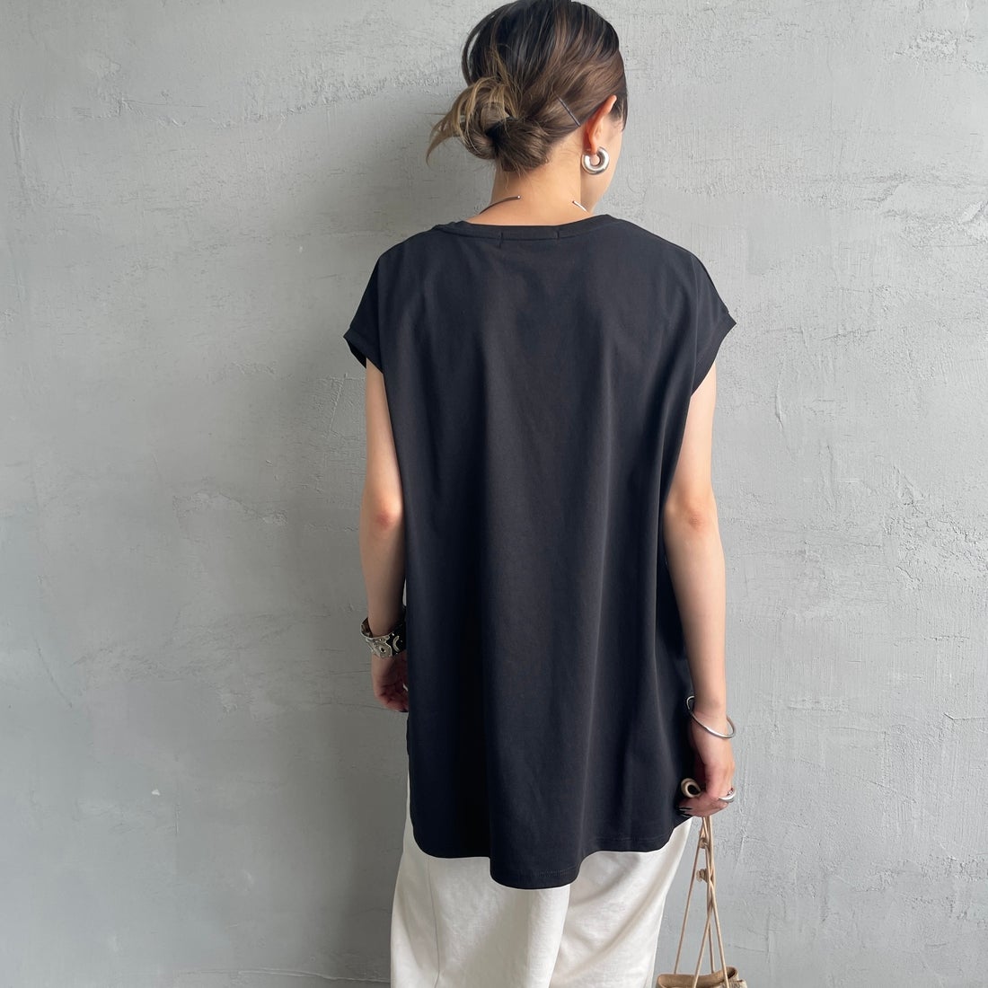 Maison de L'allure [メゾン ドゥ ラリュール] ラメアップリケノースリーブTシャツ [M25112026] 09 BLACK &&モデル身長：150cm 着用サイズ：F&&
