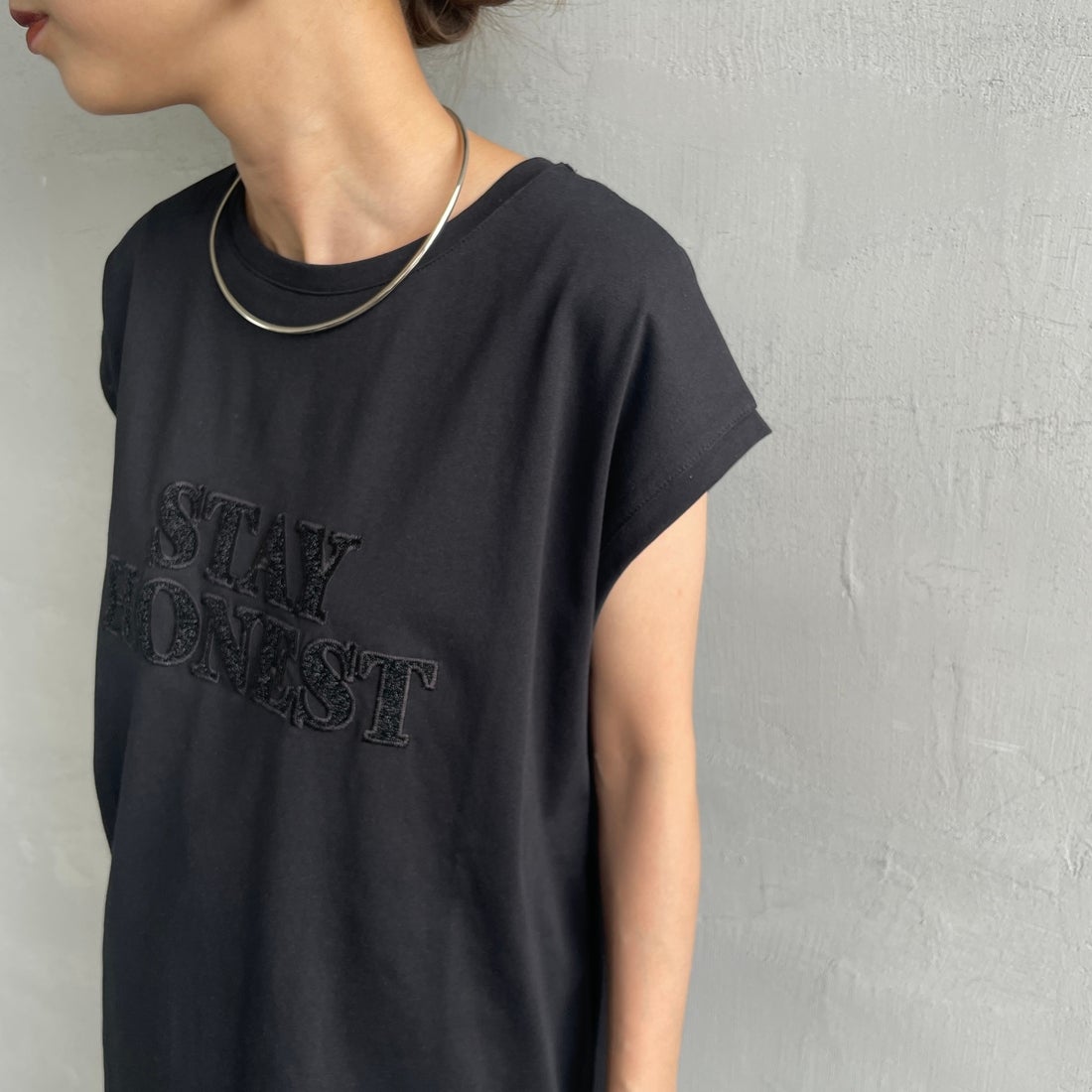 Maison de L'allure [メゾン ドゥ ラリュール] ラメアップリケノースリーブTシャツ [M25112026] 09 BLACK &&モデル身長：150cm 着用サイズ：F&&