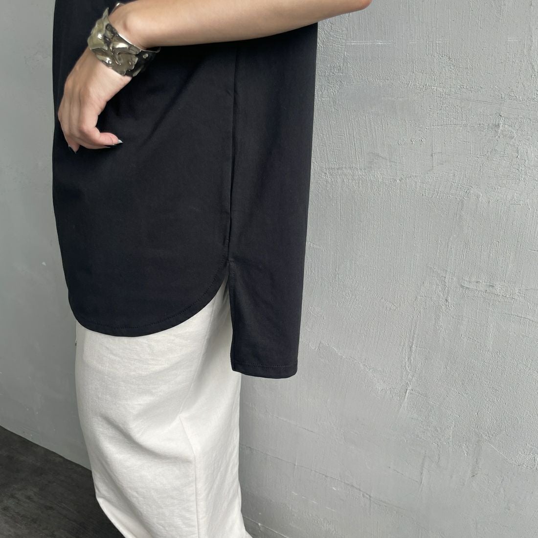 Maison de L'allure [メゾン ドゥ ラリュール] ラメアップリケノースリーブTシャツ [M25112026] 09 BLACK &&モデル身長：150cm 着用サイズ：F&&