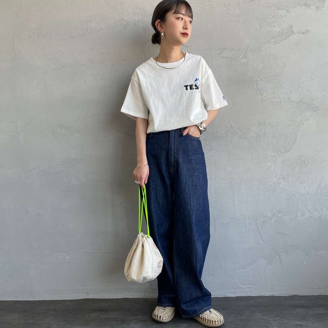 The Endless Summer [エンドレスサマー] 別注 BUHI ワンポイントロゴプリントTシャツ [FH-25574505-JF] 07 WHITE &&モデル身長：150cm 着用サイズ：S&&