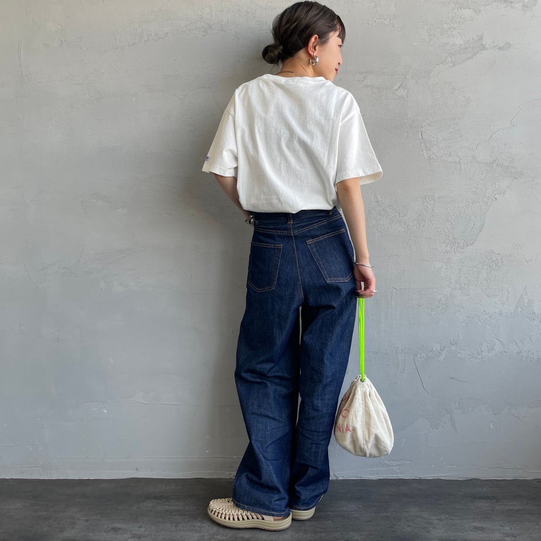 The Endless Summer [エンドレスサマー] 別注 BUHI ワンポイントロゴプリントTシャツ [FH-25574505-JF] 07 WHITE &&モデル身長：150cm 着用サイズ：S&&