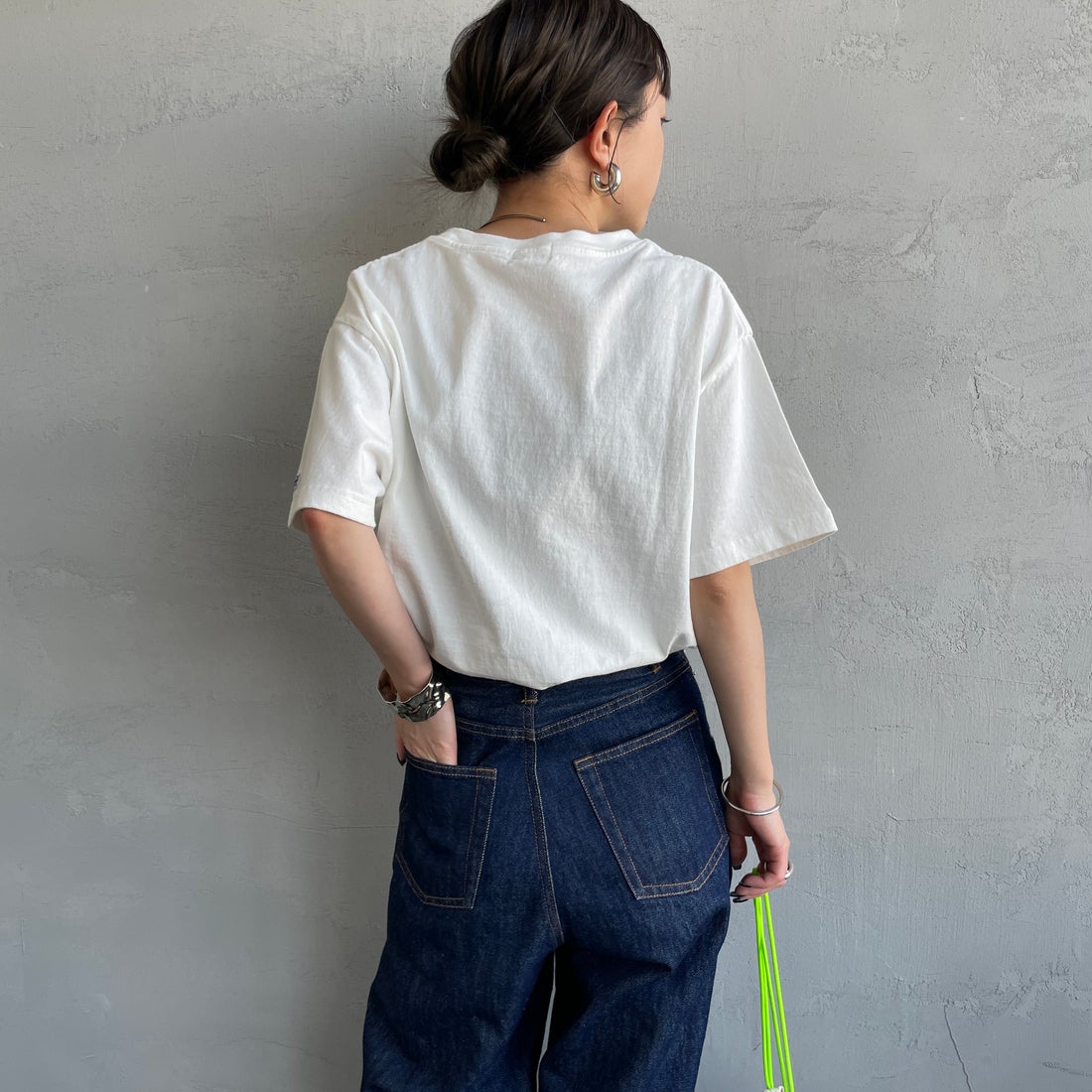 The Endless Summer [エンドレスサマー] 別注 BUHI ワンポイントロゴプリントTシャツ [FH-25574505-JF] 07 WHITE &&モデル身長：150cm 着用サイズ：S&&