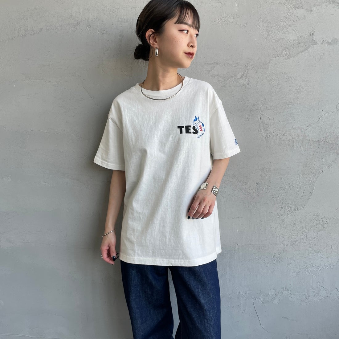 The Endless Summer [エンドレスサマー] 別注 BUHI ワンポイントロゴプリントTシャツ [FH-25574505-JF] 07 WHITE &&モデル身長：150cm 着用サイズ：S&&