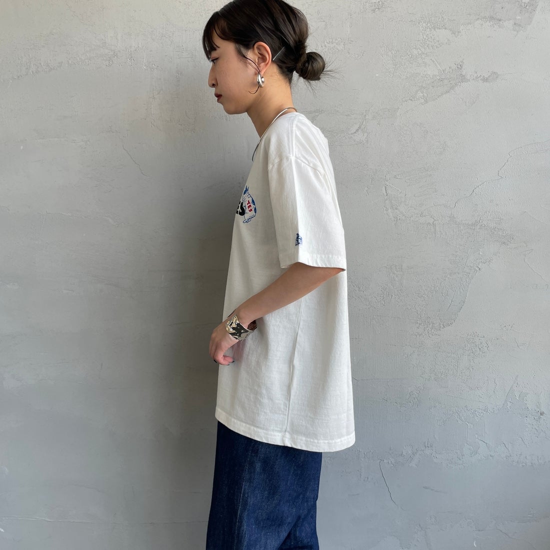 The Endless Summer [エンドレスサマー] 別注 BUHI ワンポイントロゴプリントTシャツ [FH-25574505-JF] 07 WHITE &&モデル身長：150cm 着用サイズ：S&&