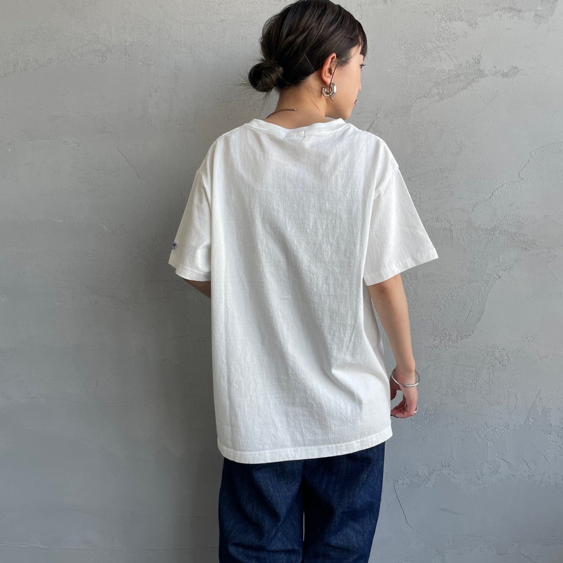 The Endless Summer [エンドレスサマー] 別注 BUHI ワンポイントロゴプリントTシャツ [FH-25574505-JF] 07 WHITE &&モデル身長：150cm 着用サイズ：S&&