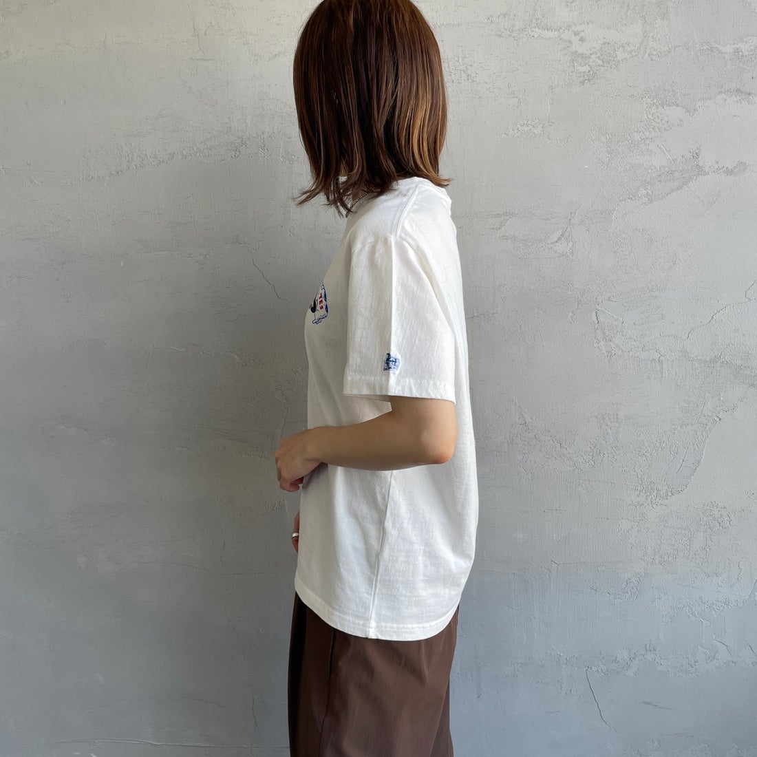 The Endless Summer [エンドレスサマー] 別注 BUHI ワンポイントロゴプリントTシャツ [FH-25574505-JF] 07 WHITE &&モデル身長：158cm 着用サイズ：S&&