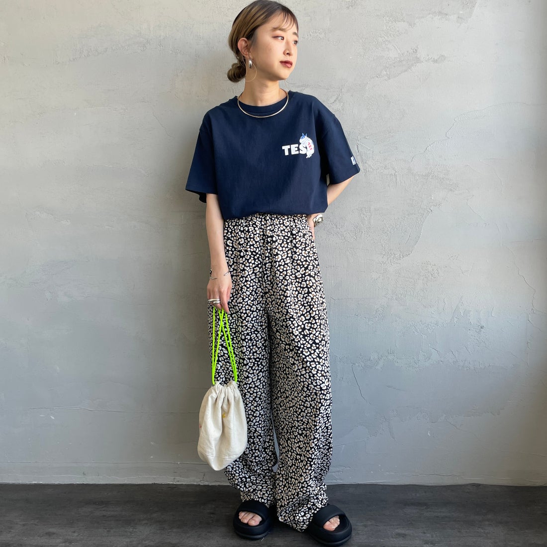 The Endless Summer [エンドレスサマー] 別注 BUHI ワンポイントロゴプリントTシャツ [FH-25574505-JF] 60 NAVY &&モデル身長：150cm 着用サイズ：S&&
